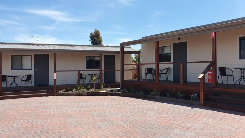 The courtyard at Cornwall House Accommodation in Kojonup